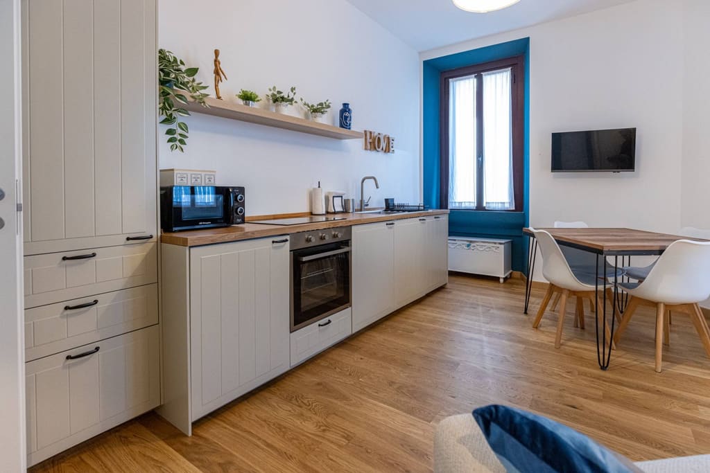 La cucina con forno, piano cottura a induzione e lavello