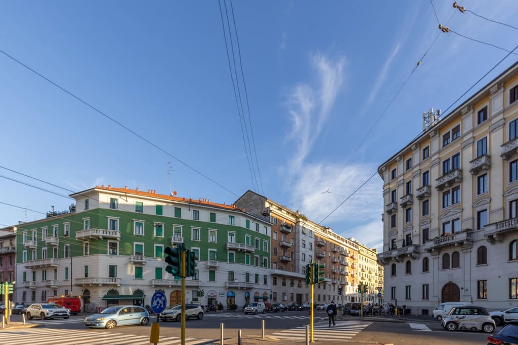 Un incrocio del quartiere con palazzi storici e i fili del tram
